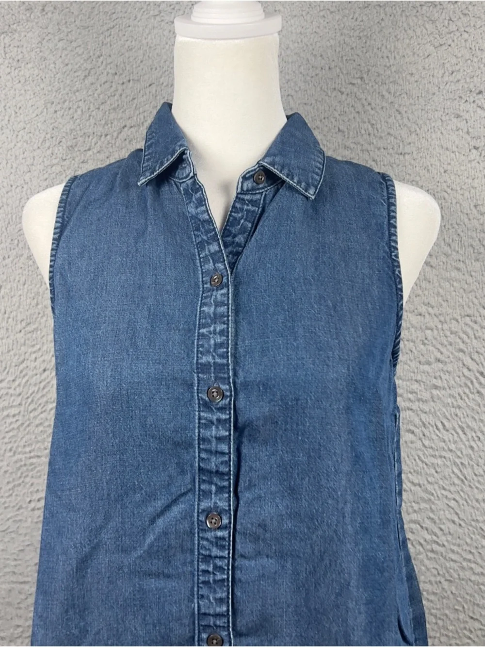 J McLaughlin Top Womens XS Blue Denim Button Linen Blend Sleeveless Preppy - Picture 2 of 6